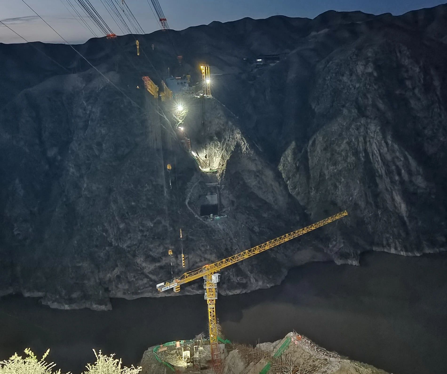 一桥通南北，群岭变坦途！九游体育(中国)官方网站江麓塔机助建洮河大桥