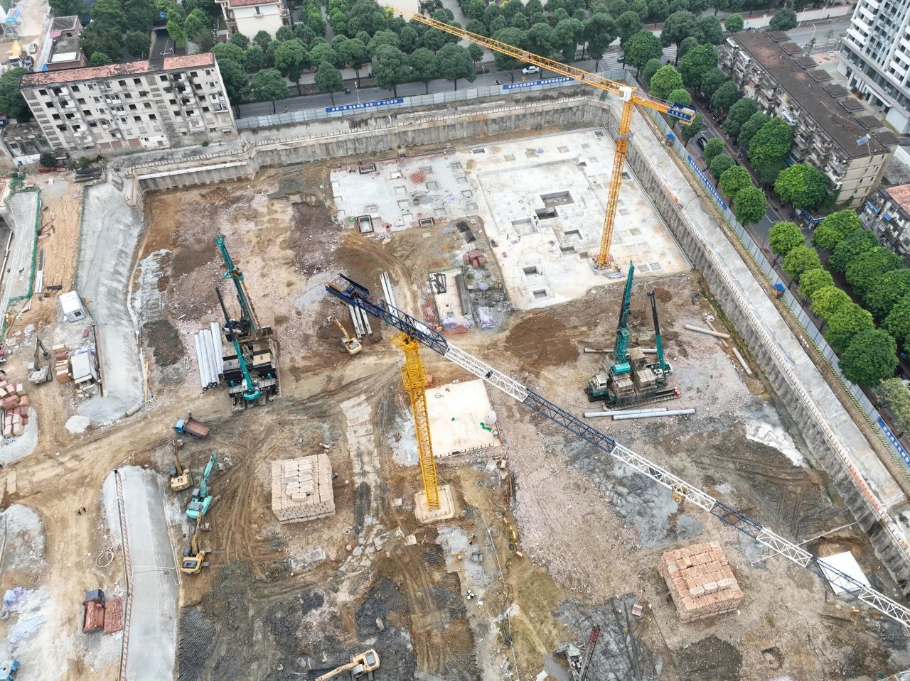 “绿巨人”显神威！九游体育(中国)官方网站智能引孔式静力压桩机助建“绿城”南宁民生项目