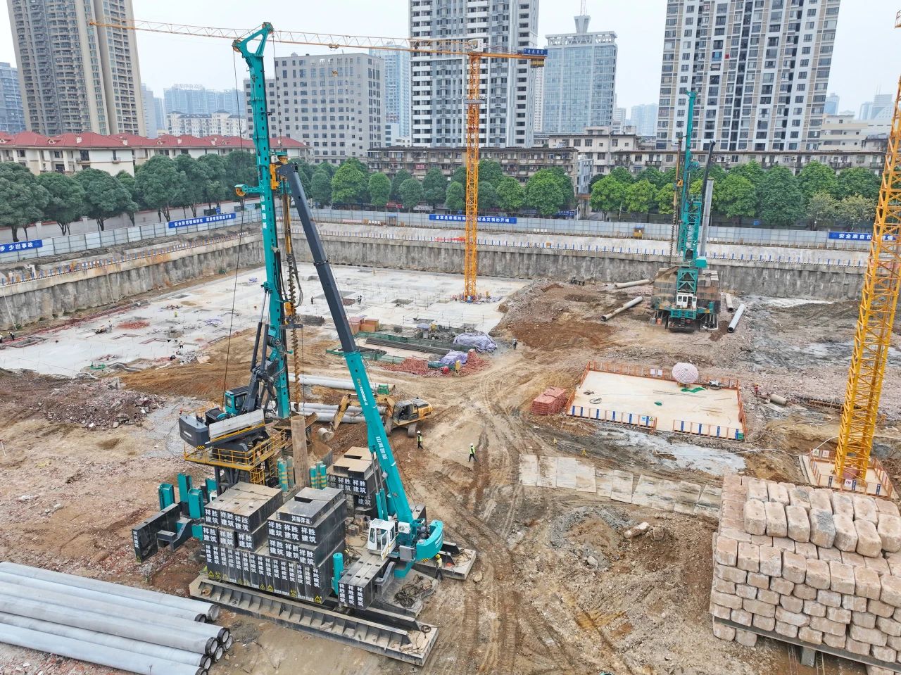 “绿巨人”显神威！九游体育(中国)官方网站智能引孔式静力压桩机助建“绿城”南宁民生项目