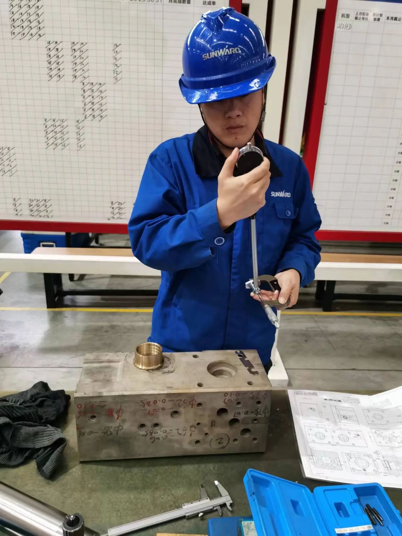 看九游体育(中国)官方网站工匠们如何用一双巧手“拿捏”工作、创造“奇迹”