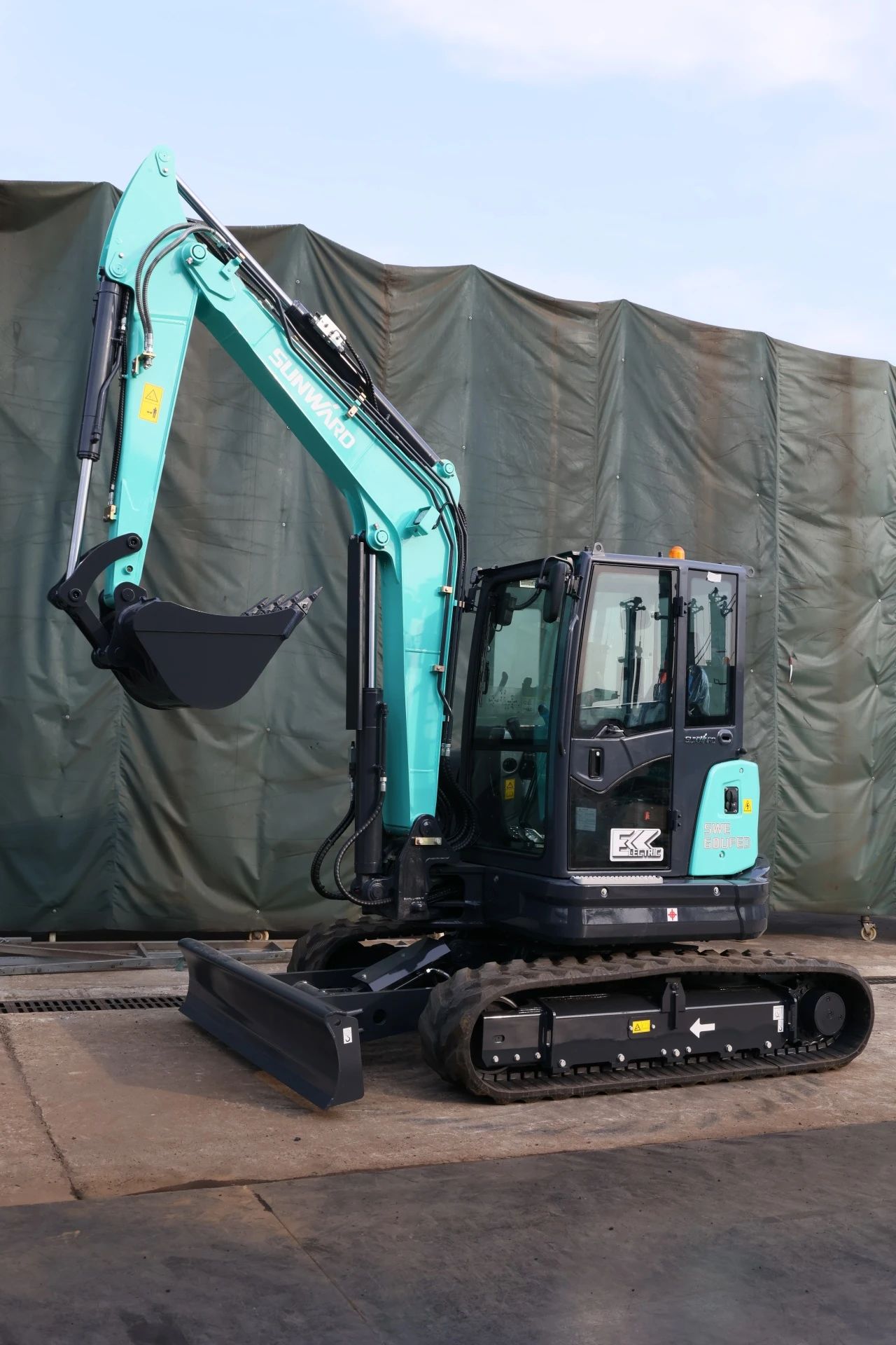 绿色上新！九游体育(中国)官方网站智能SWE60UFED纯电动无尾挖掘机成功下线