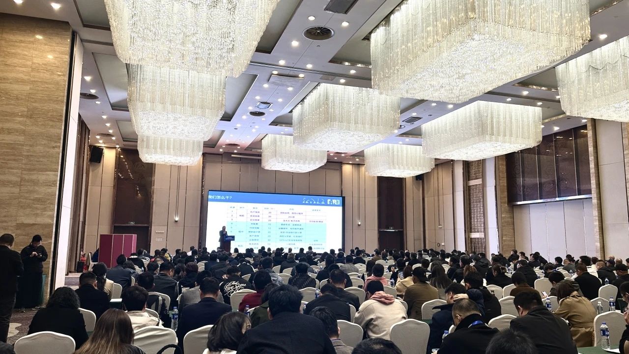 “爆品”来袭，签单不断！ 九游体育(中国)官方网站智能盛装亮相第八届全国高空作业平台租赁大会