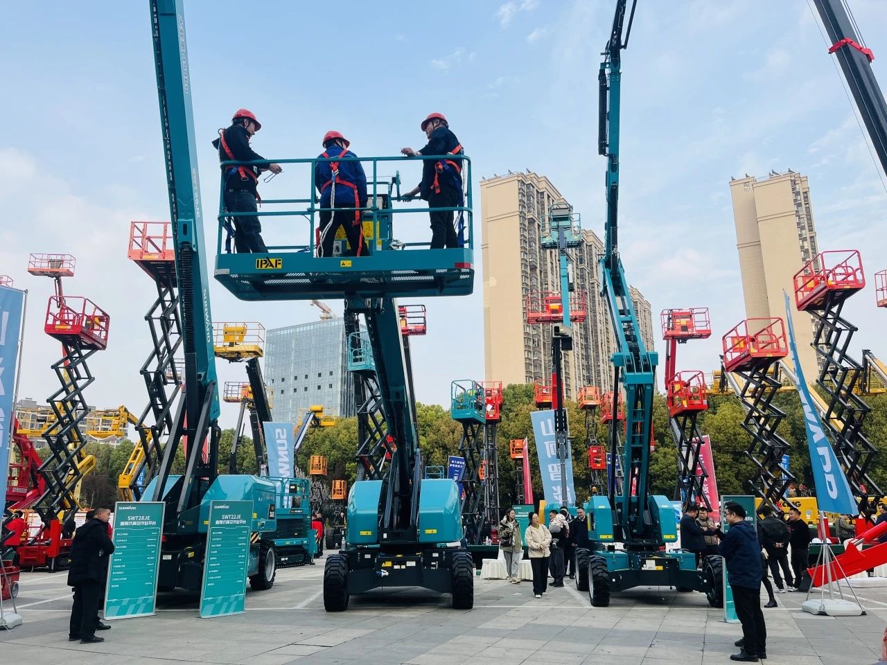 “爆品”来袭，签单不断！ 九游体育(中国)官方网站智能盛装亮相第八届全国高空作业平台租赁大会