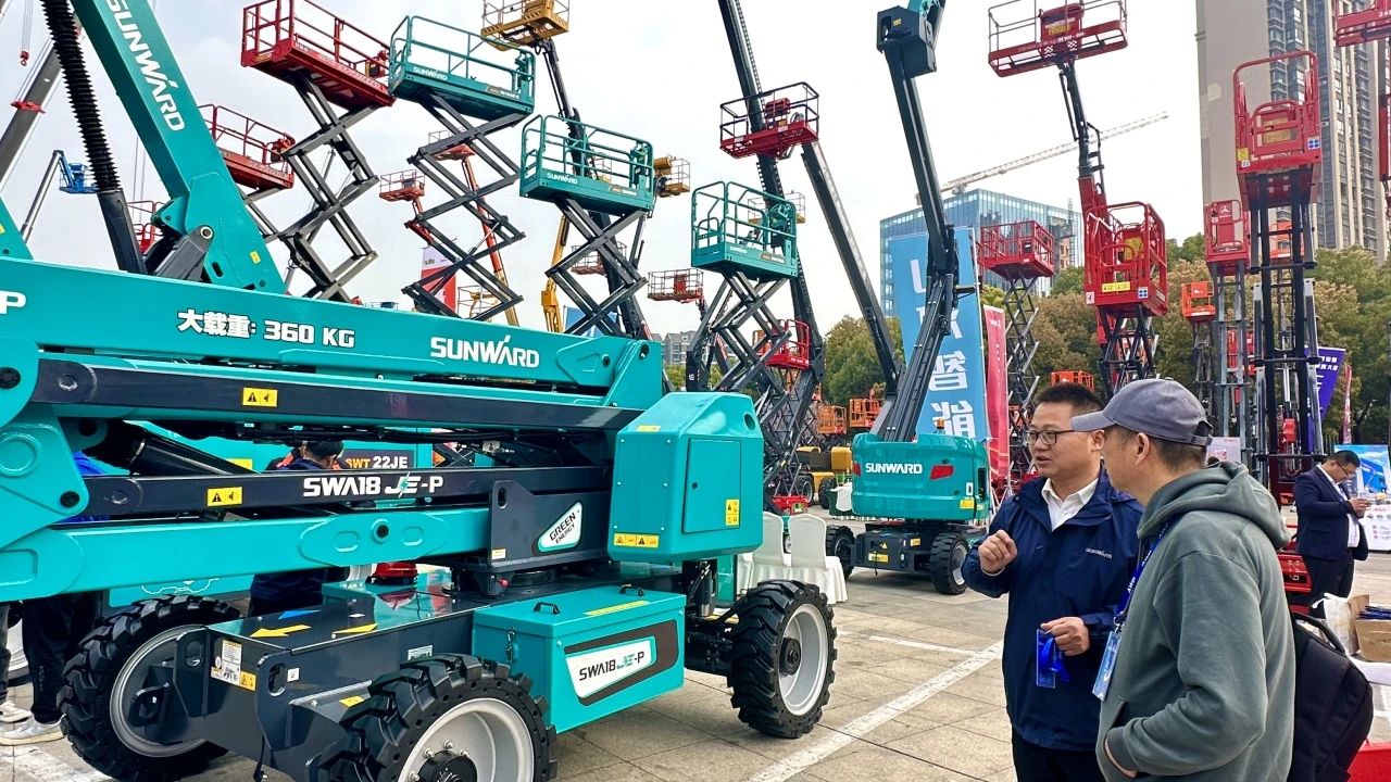 “爆品”来袭，签单不断！ 九游体育(中国)官方网站智能盛装亮相第八届全国高空作业平台租赁大会