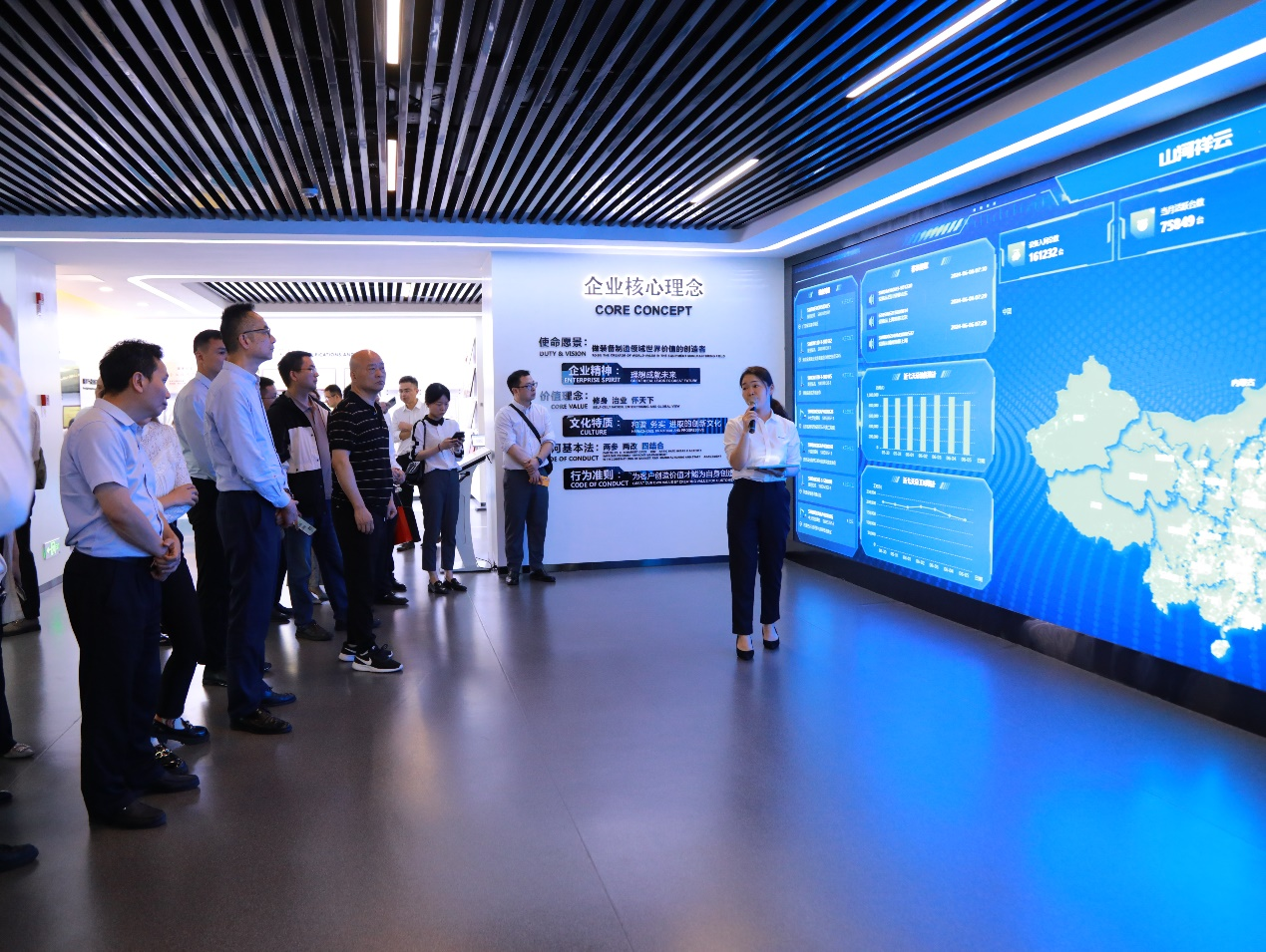 湘潭市工信局带队莅临九游体育(中国)官方网站智能开展智能制造现场观摩交流活动