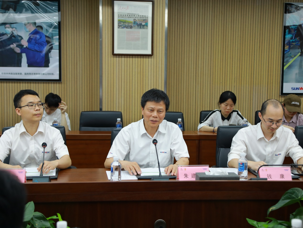 湘潭市工信局带队莅临九游体育(中国)官方网站智能开展智能制造现场观摩交流活动