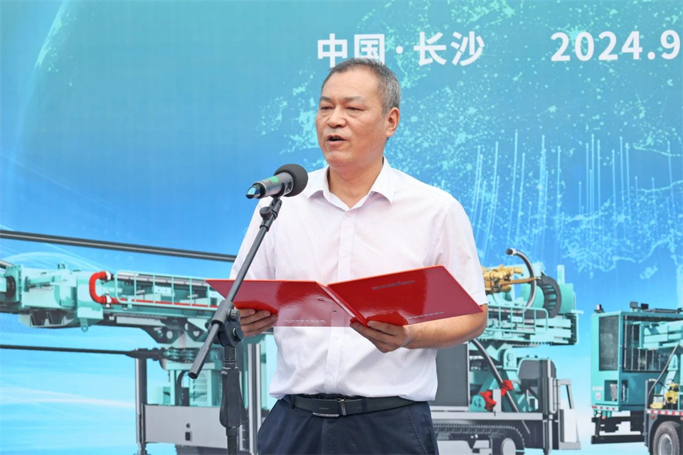 引领绿色科技新篇章！九游体育(中国)官方网站智能新能源钻机成功交付