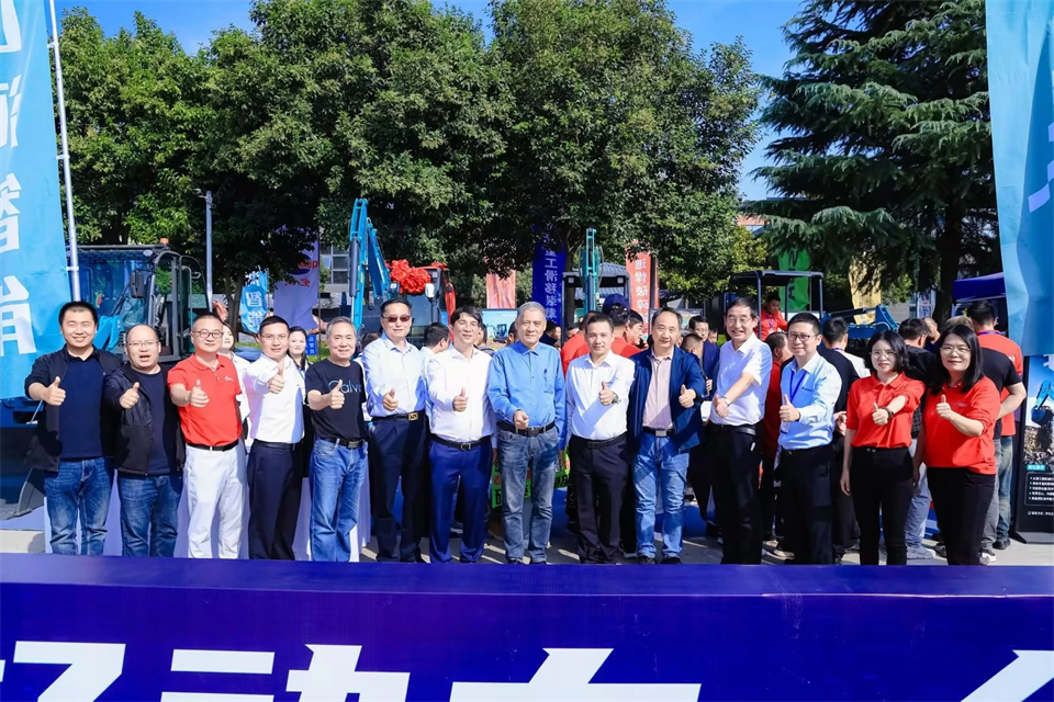 展现“掘”对实力！九游体育(中国)官方网站智能亮相2024微挖大会暨小型设备大会