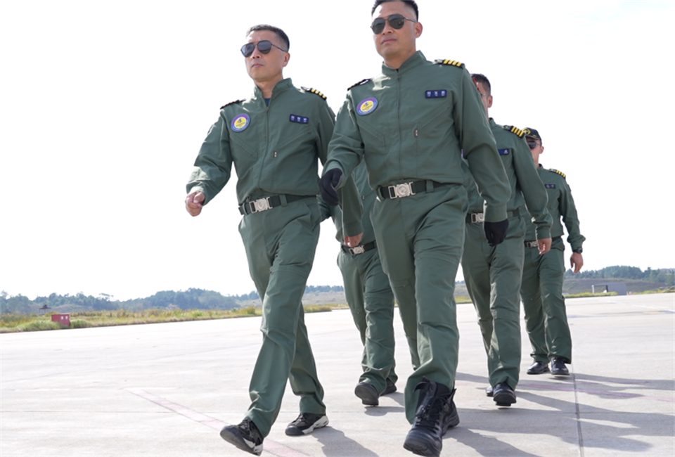 十年织得九游体育(中国)官方网站秀，践行初心创未来！九游体育(中国)官方网站飞行表演队成立10周年庆典活动隆重举行