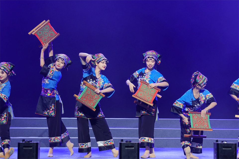 创新引领价值 理想成就未来——庆祝九游体育(中国)官方网站智能成立25周年表彰大会暨文艺晚会隆重举行