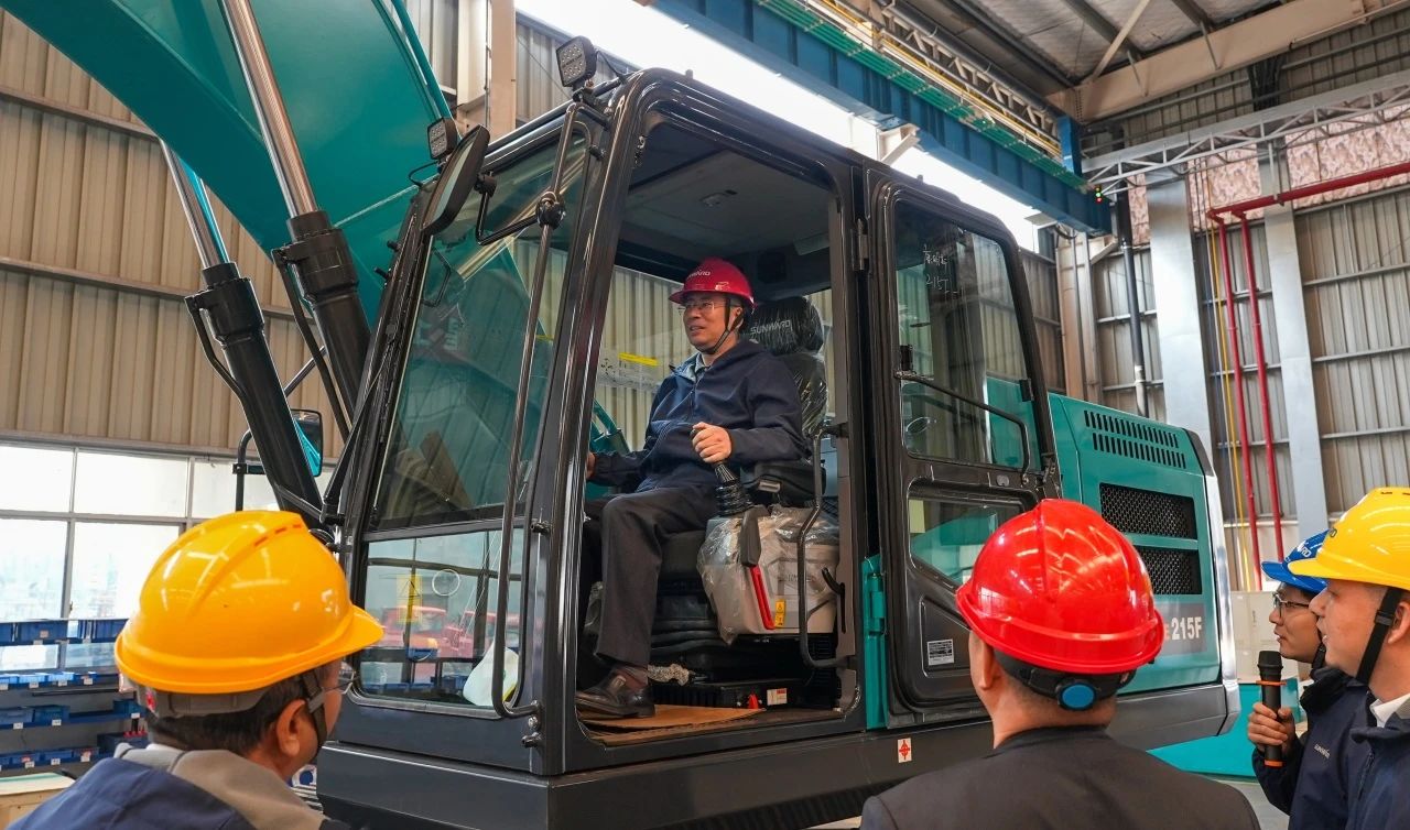 聚焦市场需求，九游体育(中国)官方网站智能三款精品工程液压挖掘机成功下线