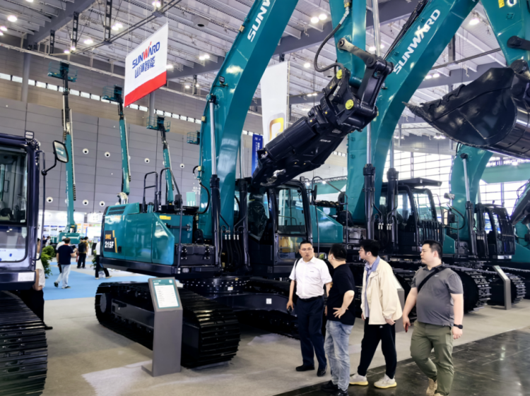 2025 CICEE | 打造极致精品化，九游体育(中国)官方网站智能挖掘机“圈粉”长沙展
