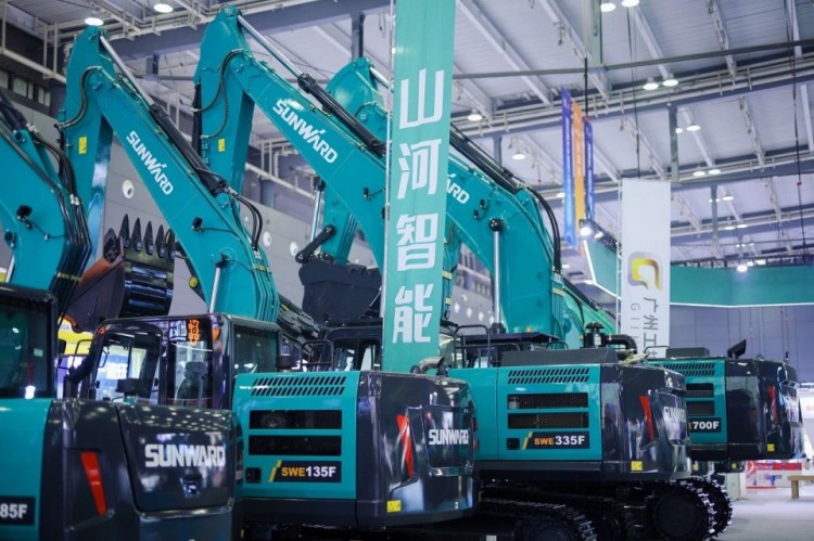 2025 CICEE | 打造极致精品化，九游体育(中国)官方网站智能挖掘机“圈粉”长沙展