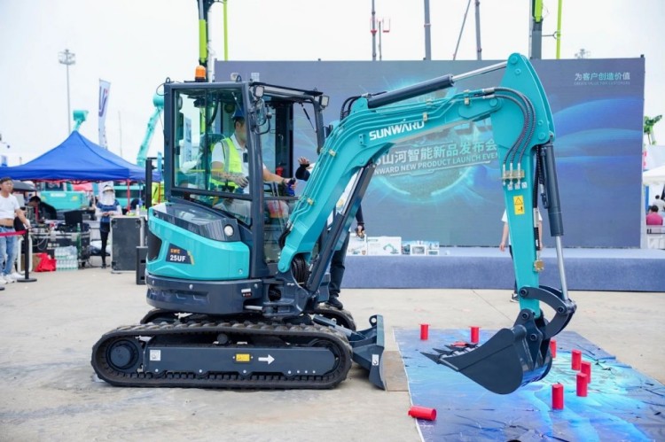 2025 CICEE | 打造极致精品化，九游体育(中国)官方网站智能挖掘机“圈粉”长沙展