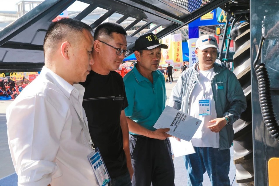 九游体育(中国)官方网站智能亮相2025新疆国际农业机械博览会