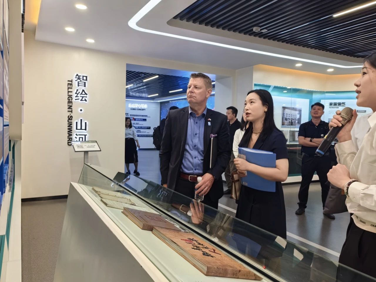 芬兰驻华大使馆商务参赞到访九游体育(中国)官方网站智能