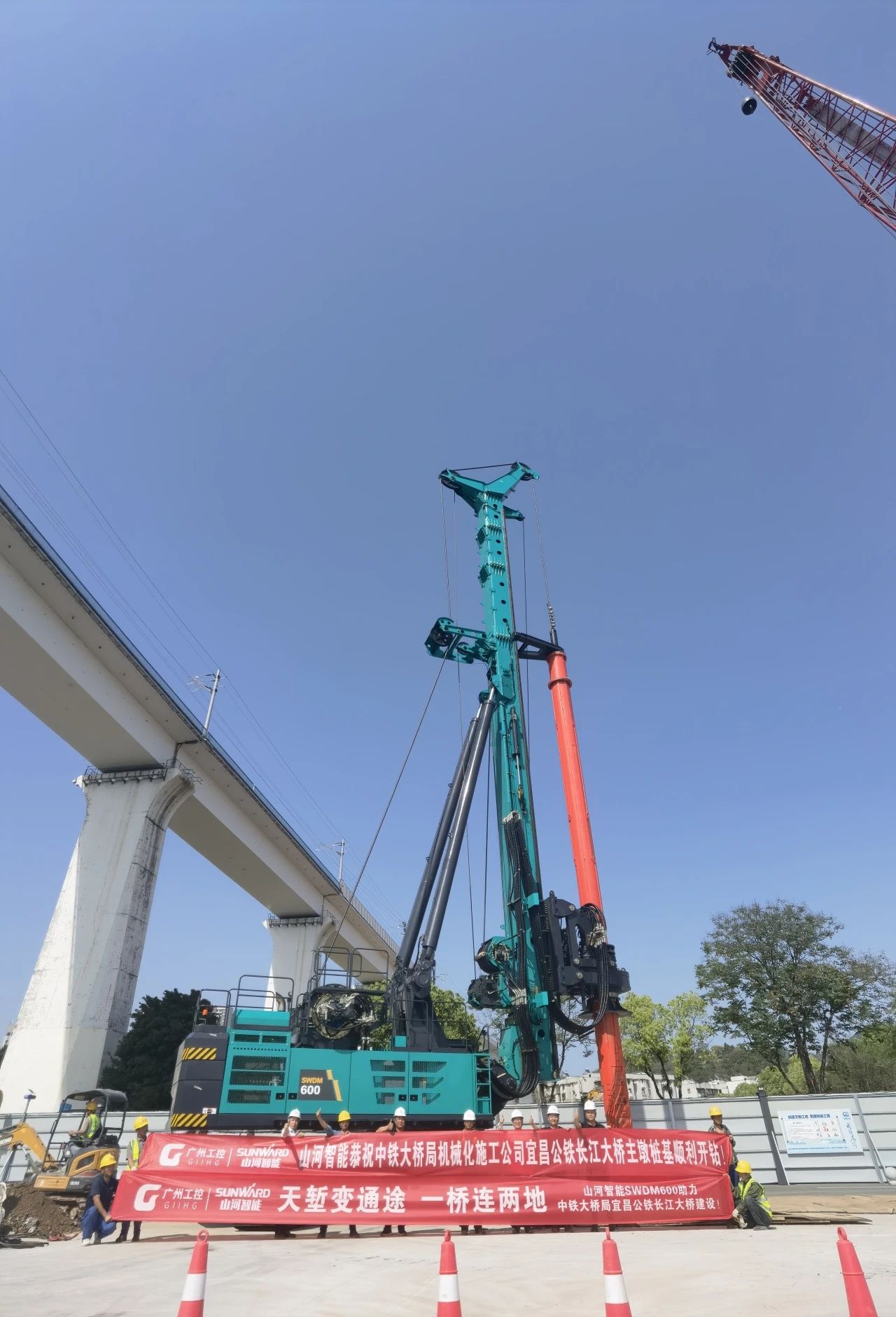 再战“世界级工程”！九游体育(中国)官方网站智能旋挖钻机助力宜昌长江公铁大桥建设
