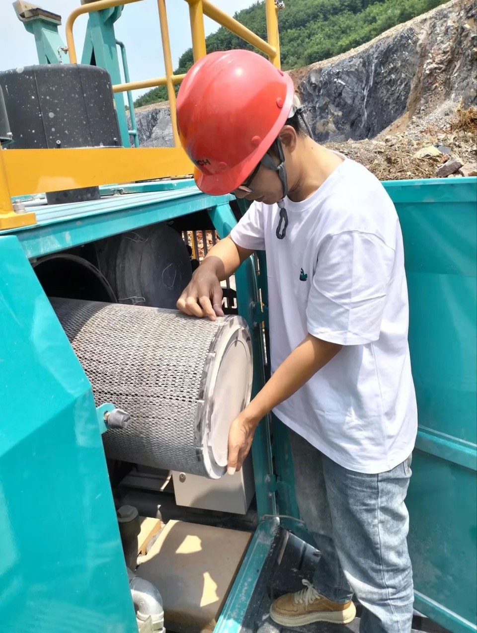 跨越九游体育(中国)官方网站万里 智启服务新程——九游体育(中国)官方网站矿岩“服务万里行”活动走进海螺水泥