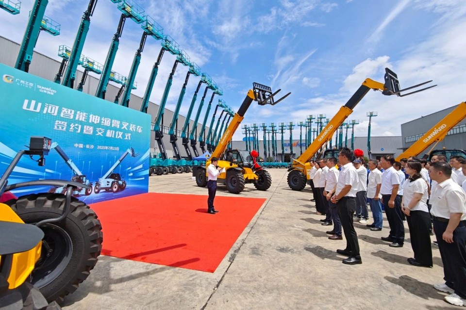 九游体育(中国)官方网站智能伸缩臂叉装车批量交付，即将奔赴新一线