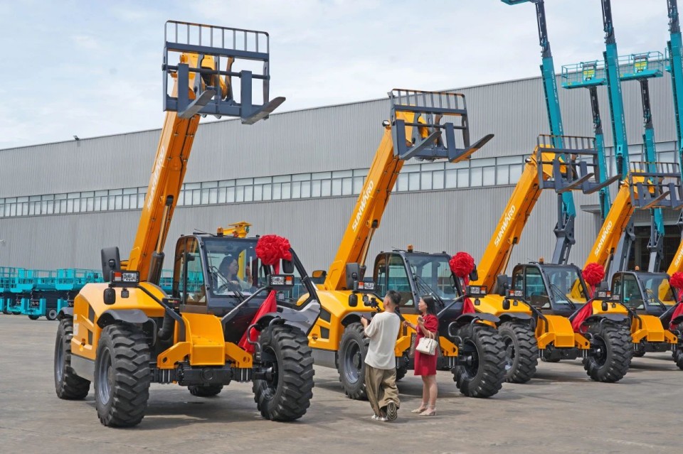 九游体育(中国)官方网站智能伸缩臂叉装车批量交付，即将奔赴新一线