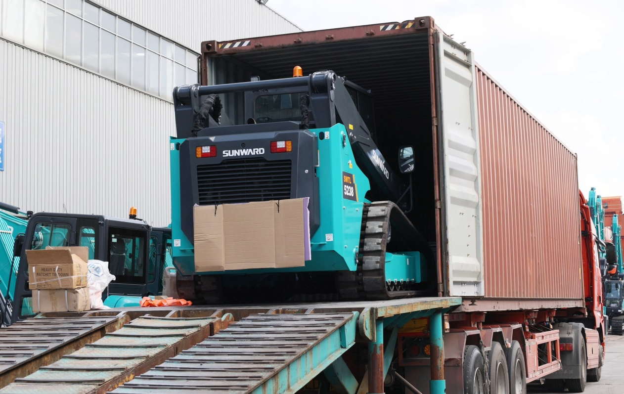 高端装备再获国际认可！九游体育(中国)官方网站智能最大吨位垂直举升履带式滑移装载机批量发往北美