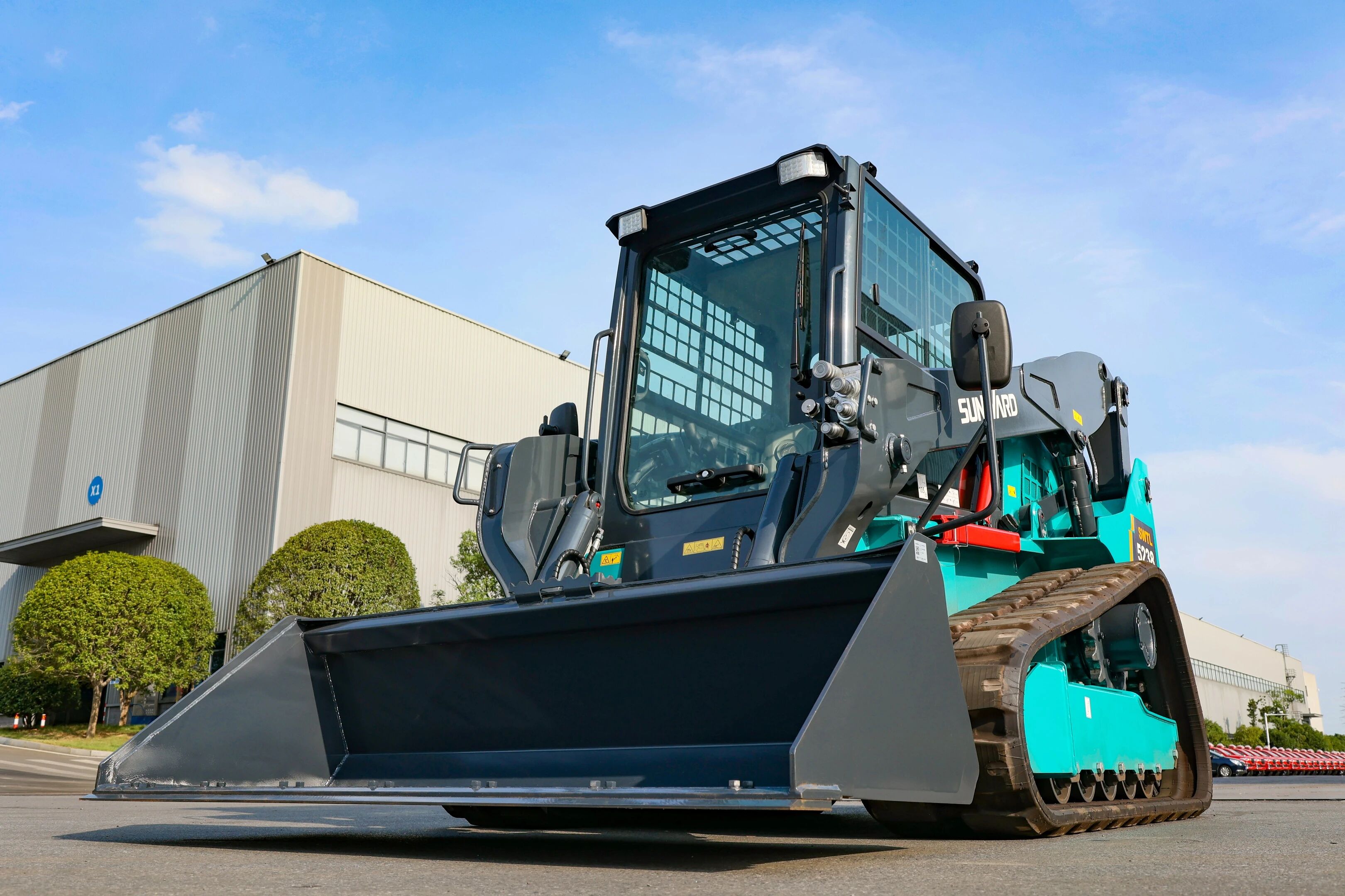 高端装备再获国际认可！九游体育(中国)官方网站智能最大吨位垂直举升履带式滑移装载机批量发往北美