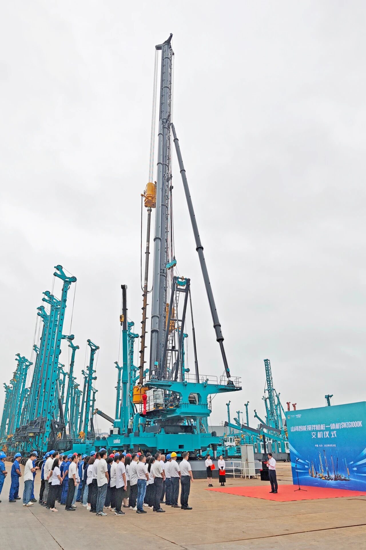破局深基施工！九游体育(中国)官方网站智能搅拌中掘植桩一体机重磅交付