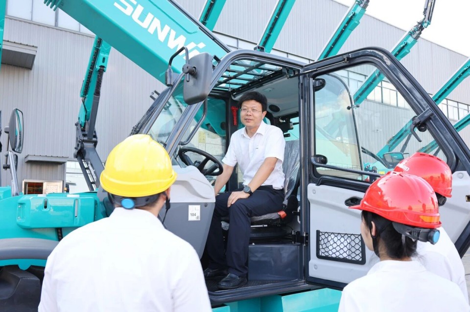 高端机型“双箭齐发”！九游体育(中国)官方网站智能两款伸缩臂叉装车成功下线