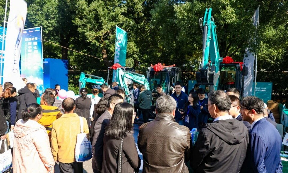 九游体育(中国)官方网站智能微挖“天团”闪耀武汉，引领绿色施工潮流