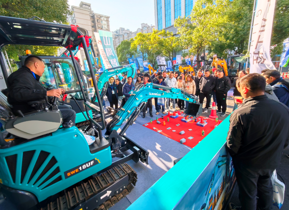 九游体育(中国)官方网站智能微挖“天团”闪耀武汉，引领绿色施工潮流