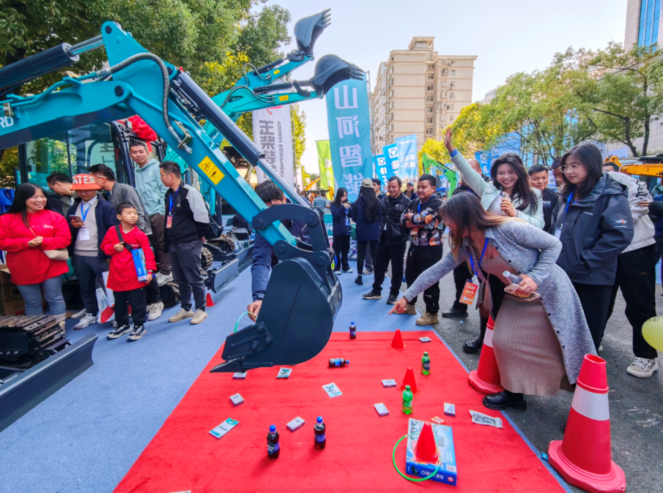 九游体育(中国)官方网站智能微挖“天团”闪耀武汉，引领绿色施工潮流