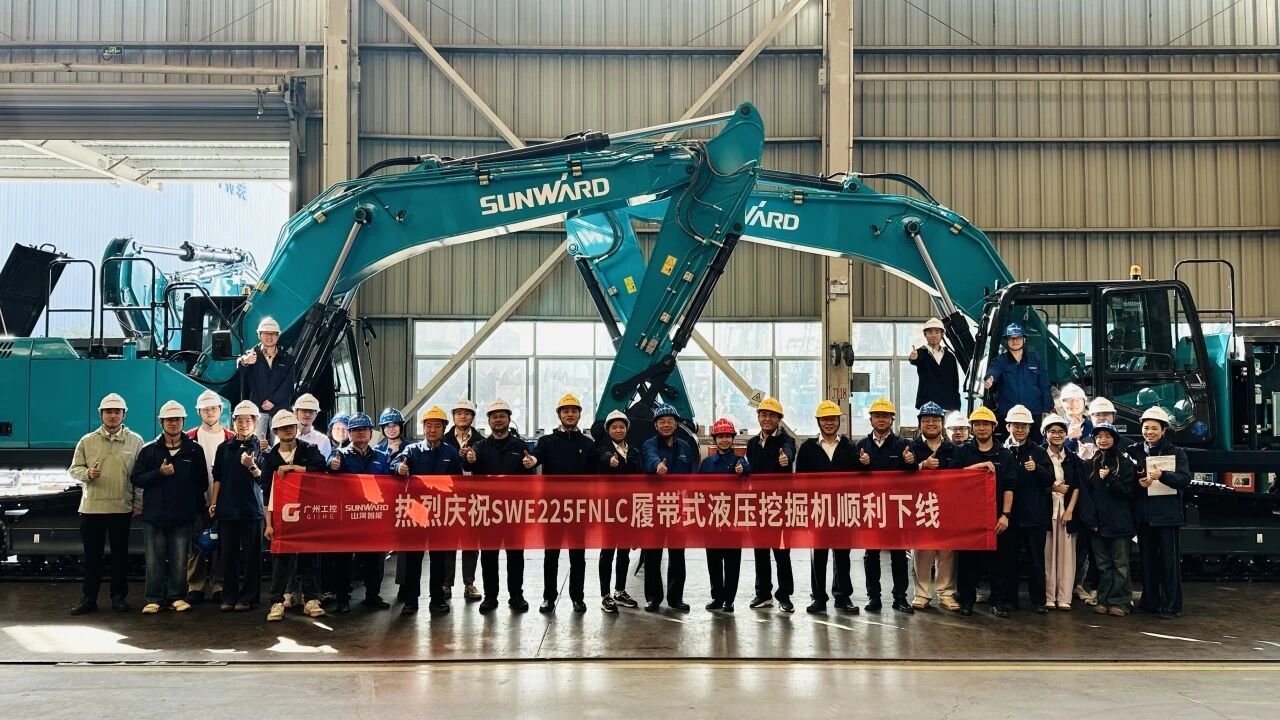 “双子星”闪耀！九游体育(中国)官方网站智能两款履带式液压挖掘机成功下线