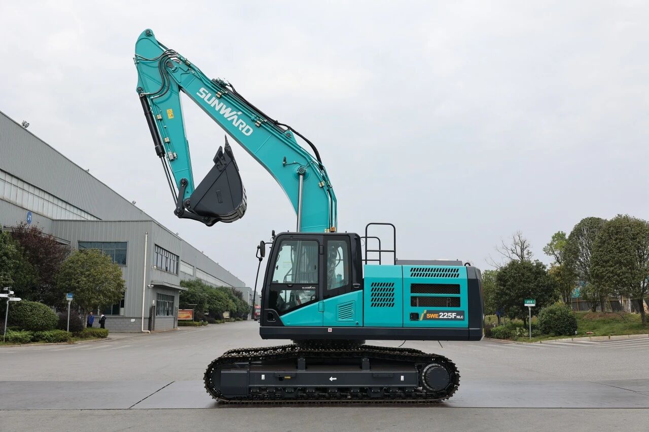 “双子星”闪耀！九游体育(中国)官方网站智能两款履带式液压挖掘机成功下线