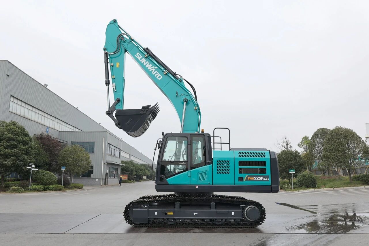 “双子星”闪耀！九游体育(中国)官方网站智能两款履带式液压挖掘机成功下线