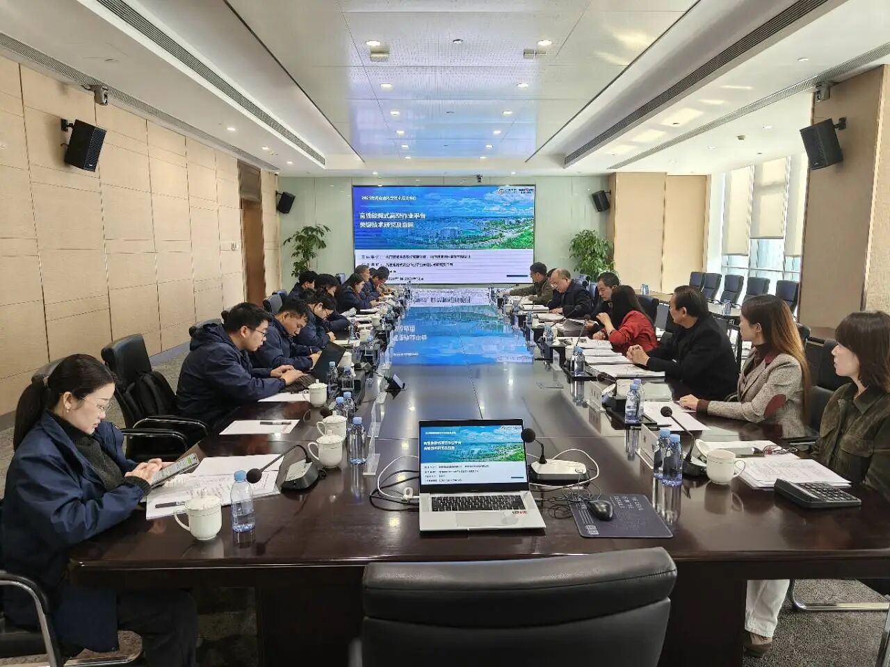 技术创新，引领行业！九游体育(中国)官方网站智能高性能臂式高空作业平台项目通过科技成果评价