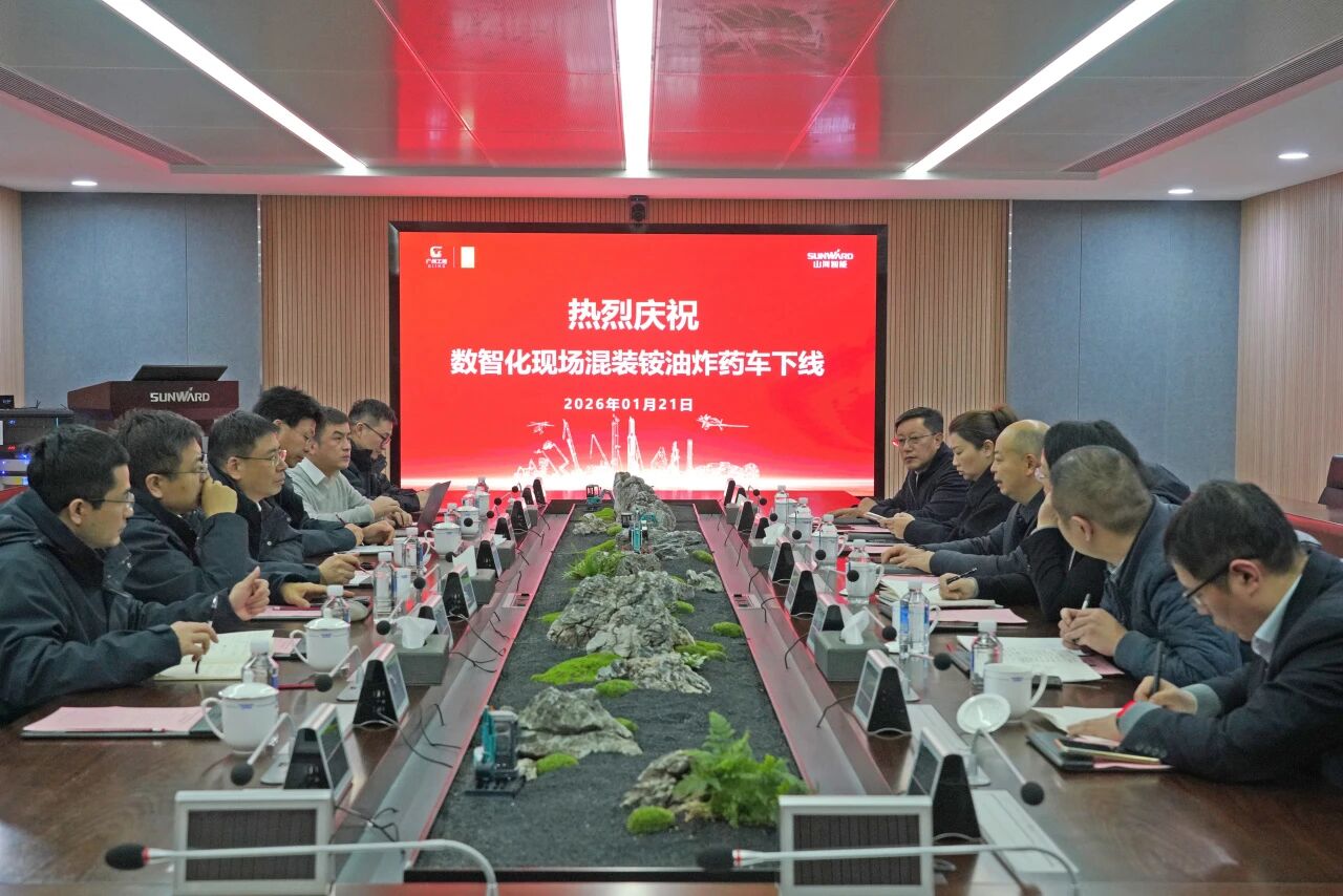 数智化现场混装铵油炸药车下线!九游体育(中国)官方网站智能与易普力携手共筑智能矿山新篇章